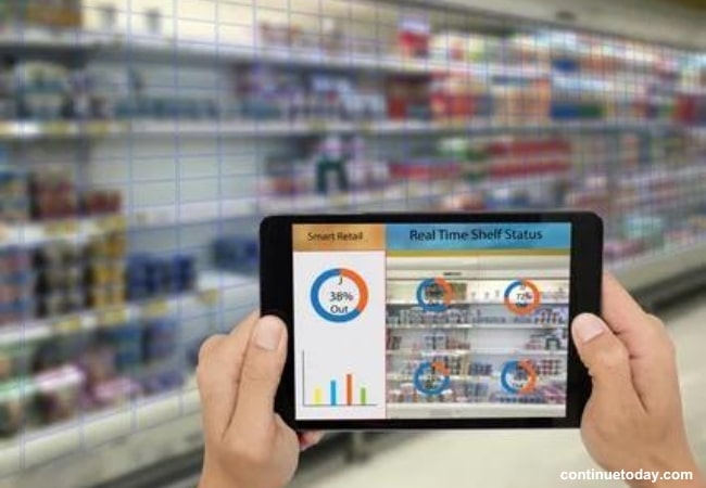 hand holding tablet to manage IoT Projects in Retail